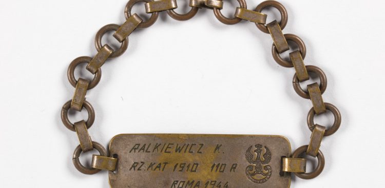 Takie bransoletki - zamiast nieśmiertelników - nosili żołnierze 2. Korpusu Polskiego. Powyższa należała do sapera Konstantego Ralkiewicza i miał ją w kieszeni kurtki mundurowej, kiedy go postrzelono. Widoczny jest ślad po kuli (fot. Muzeum II Wojny Światowej w Gdańsku/Wojciech Kiełpiński)
