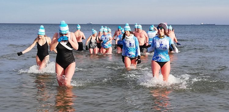 Członkowie Klubu Morsów w Gdańsku Jelitkowie spotykają się w niedziele o godz. 11.00
(Fot. Radio Gdańsk/Andrzej Urbański)