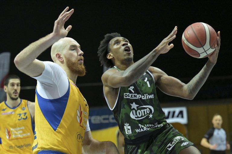 Gdynia, 11.02.2024. Zawodnik Krajowej Grupy Spo¿ywczej Arka Gdynia Adrian Bogucki (L) i Christian Vital (P) z Legii Warszawa podczas meczu 21. kolejki Ekstraklasy koszykarzy, 11 bm. (js) PAP/Adam War¿awa