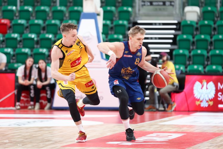 Sosnowiec, 15.02.2024. Koszykarz Trefla Sopot Jakub Musia³ (L) i Filip Matczak (P) z Kinga Szczecin podczas meczu æwieræfina³owego turnieju fina³owego Pucharu Polski, 15 bm. w Sosnowcu. (gj) PAP/Micha³ Meissner