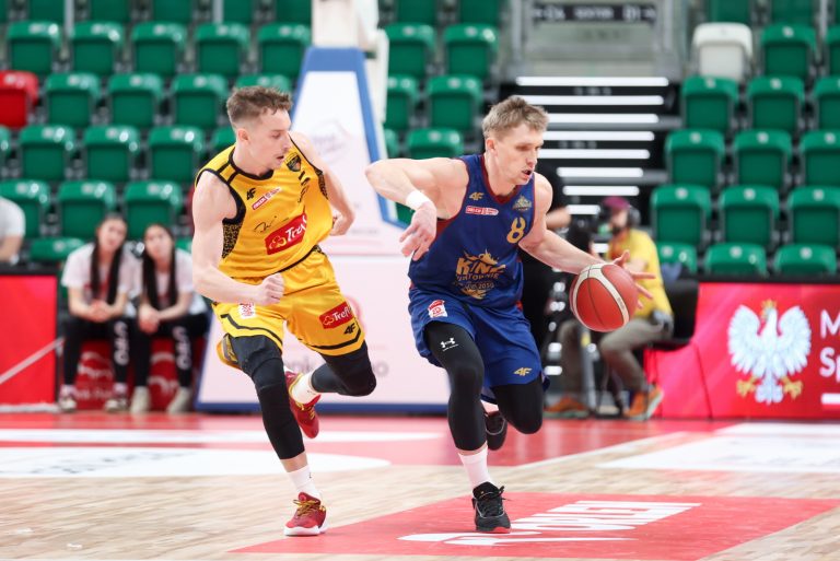 Sosnowiec, 15.02.2024. Koszykarz Trefla Sopot Jakub Musia³ (L) i Filip Matczak (P) z Kinga Szczecin podczas meczu æwieræfina³owego turnieju fina³owego Pucharu Polski, 15 bm. w Sosnowcu. (gj) PAP/Micha³ Meissner