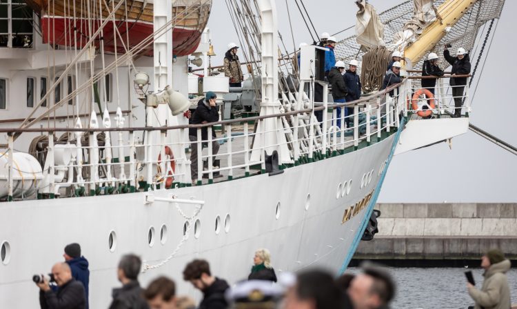 Dar Młodzieży wypływa w rejs (fot. Radio Gdańsk/Roman Jocher)