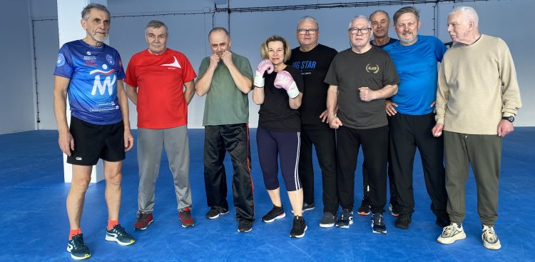 Józef Baranowski (szósty od lewej) oraz jego podopieczni z grupy seniorskiej. (Fot. Radio Gdańsk/Jakub Krysiewicz)