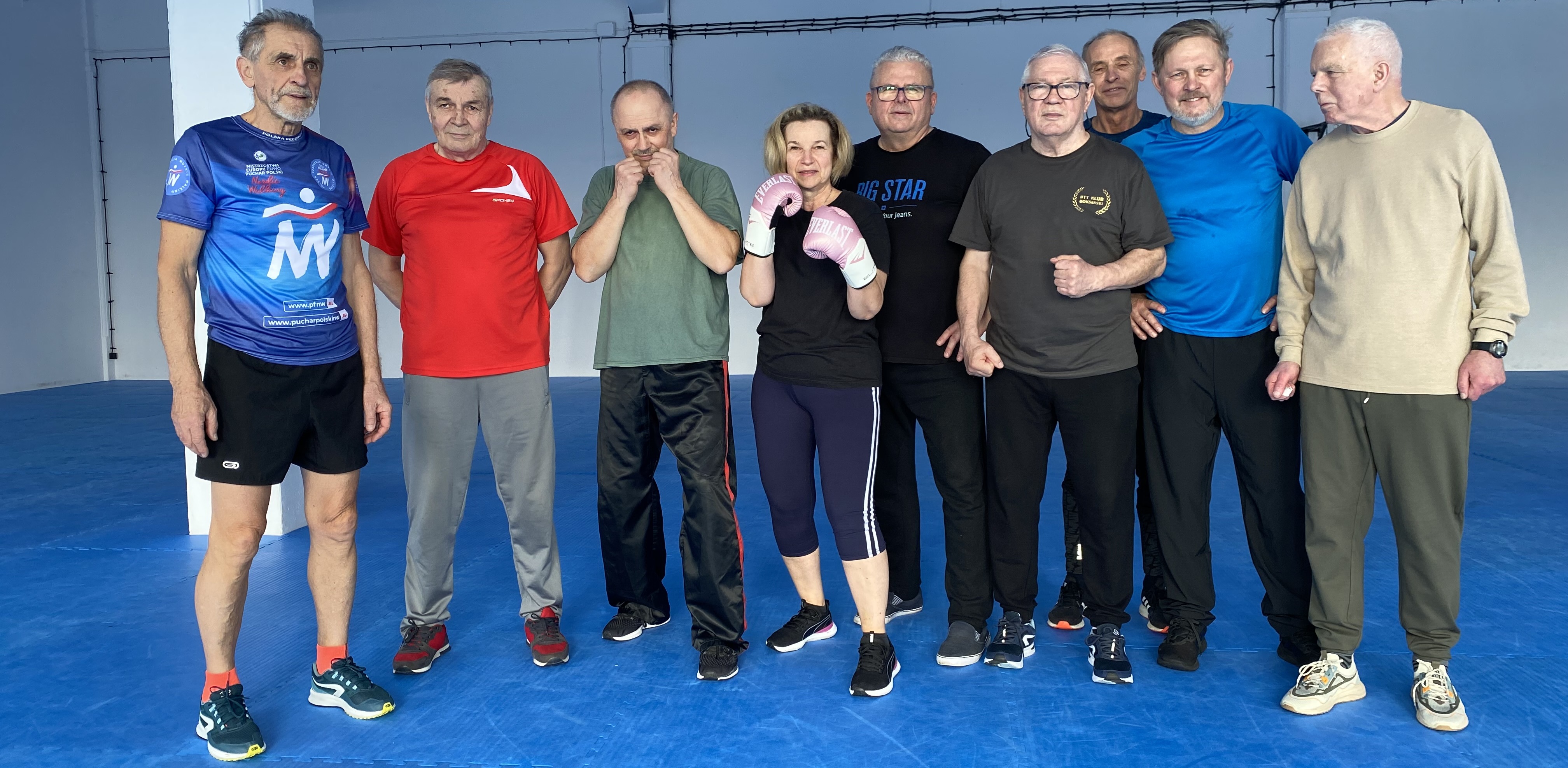 Józef Baranowski (szósty od lewej) oraz jego podopieczni z grupy seniorskiej. (Fot. Radio Gdańsk/Jakub Krysiewicz)