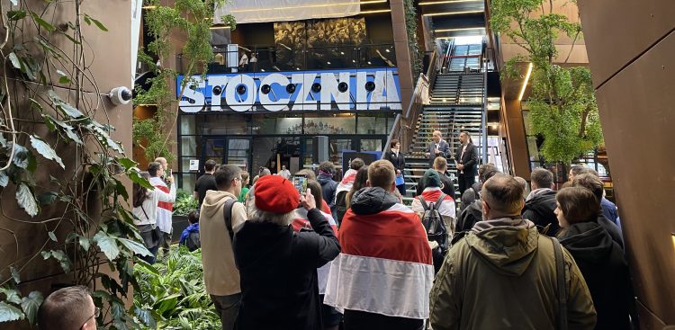 Na zdjęciu: wiec po marszu wolności dla Białorusi (fot. Radio Gdańsk/Kuba Kaługa)