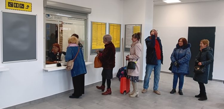 Kasa biletowa na tymczasowym dworcu PKP w Słupsku. (fot. PKP)