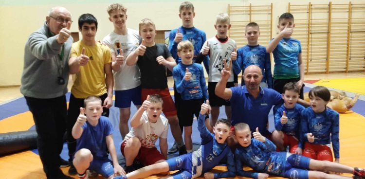 Młodzi zawodnicy Cartusii gratulują Gevorgowi Sahakyanowi tytułu mistrza Polski. (Fot. GKS Cartusia/Facebook)