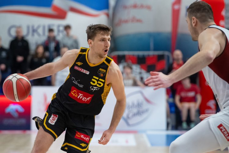 Lublin, 18.03.2024. Zawodnik Polskiego Cukru Startu Lublin Roman Szymañski (P) i Jakub Schenk (L) z Trefla Sopot podczas meczu 17. kolejki Ekstraklasy koszykarzy, 18 bm. (mk) PAP/Wojtek Jargi³o