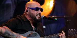 Grzegorz Skawiński podczas koncertu w Radiu Gdańsk (fot. Radio Gdańsk/Roman Jocher)