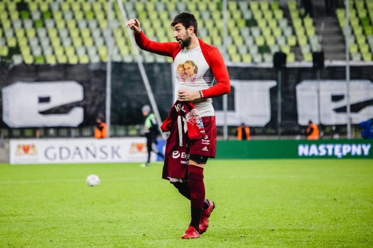 Gdańsk. 18. kolejka PKO Ekstraklasy. Lechia Gdańsk - Wisła Płock n/z Dusan Kuciak pozdrawia kibiców 29.01.2023 (fot. Agencja KFP/Jarosław Respondek)