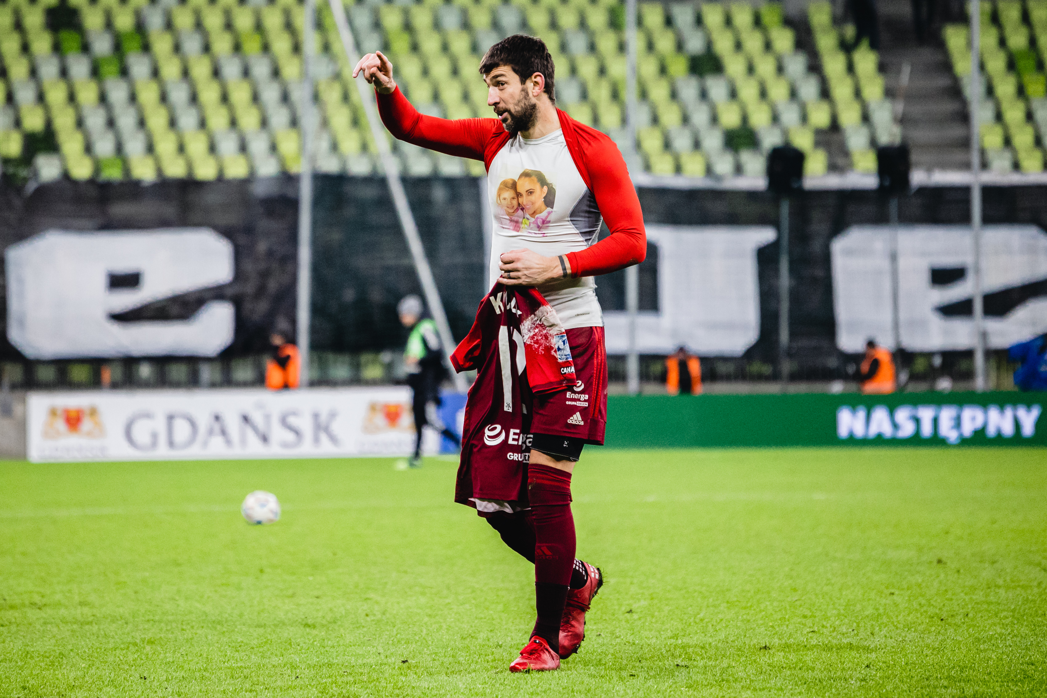 Gdańsk. 18. kolejka PKO Ekstraklasy. Lechia Gdańsk - Wisła Płock n/z Dusan Kuciak pozdrawia kibiców 29.01.2023 (fot. Agencja KFP/Jarosław Respondek)