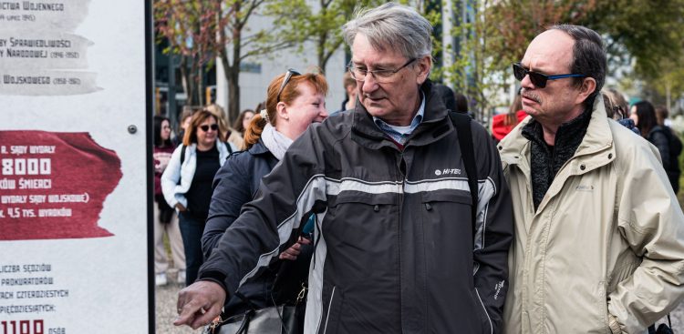 Na zdjęciu: Krzysztof Sosnowski znalazł na wystawie portrety sędziów, którzy skazali go za zorganizowanie protestu przeciwko wprowadzeniu stanu wojennego (fot. IPN/Michał Mieczkowski)