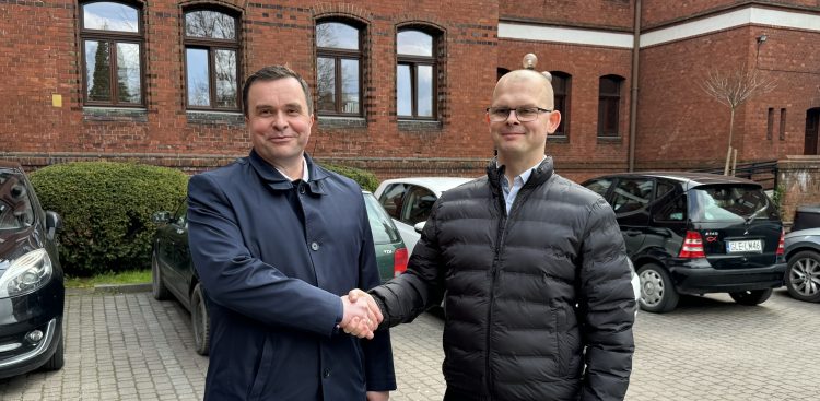 Krzysztof Król (z lewej) zastępcą Jarosława Litwina (z prawej) burmistrza - elekta Lęborka. (fot. Radio Gdańsk/Alek Radomski)