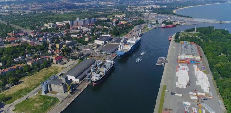 Ciało dryfowało nieopodal Nabrzeża Oliwskiego (fot. Port Gdańsk)