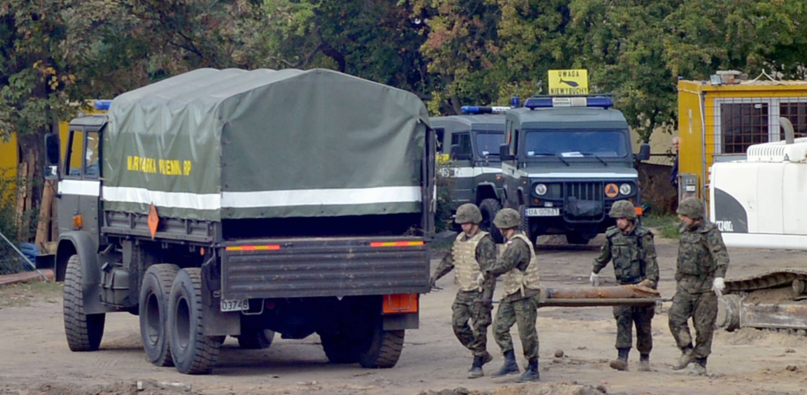 Zdjęcie archiwalne. Akcja usuwania niewybuchu na budowie hali sportowej przy VI LO w Gdyni - 2015 r. (fot. Agencja KFP/Andrzej J. Gojke)