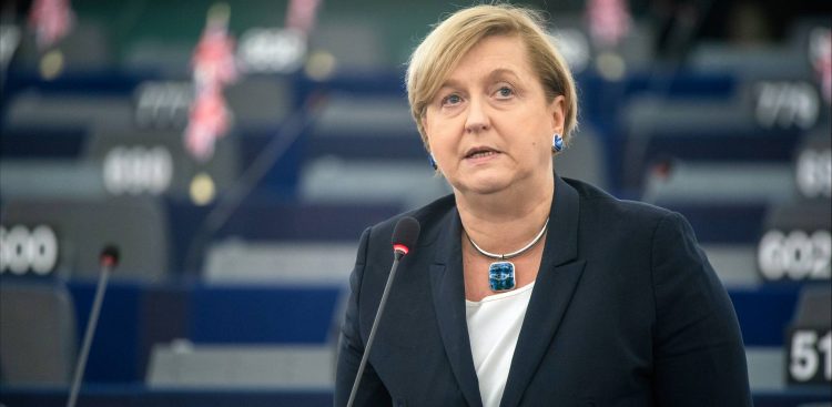Zdjęcie archiwalne. Anna Fotyga przemawiająca w Parlamencie Europejskim (fot. Wikimedia Commons)