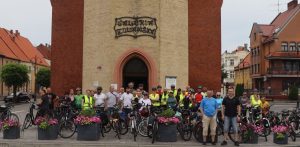 Na zdjęciu uczestnicy rowerowego rajdu "Śladami osadników z Wołynia na Żuławach Wiślanych". (fot. Aleksander Masłowski)