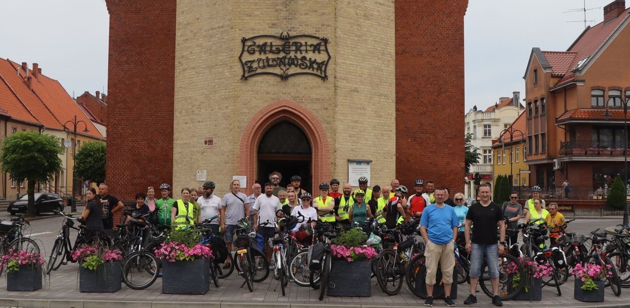 Na zdjęciu uczestnicy rowerowego rajdu "Śladami osadników z Wołynia na Żuławach Wiślanych". (fot. Aleksander Masłowski)