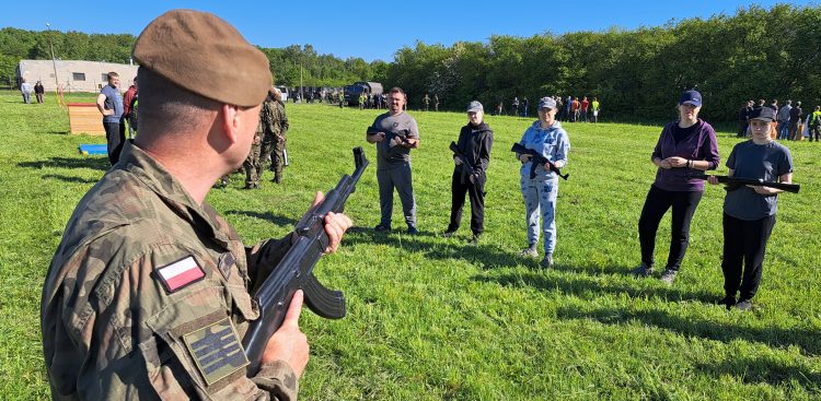 Ćwiczenia "Trenuj z wojskiem" na lotnisku w Babich Dołach (fot. Radio Gdańsk/Sebastian Kwiatkowski)