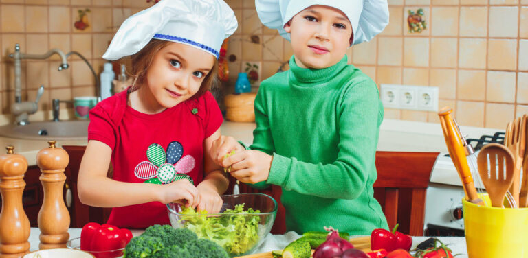 Dzieci przygotowujące sałatkę