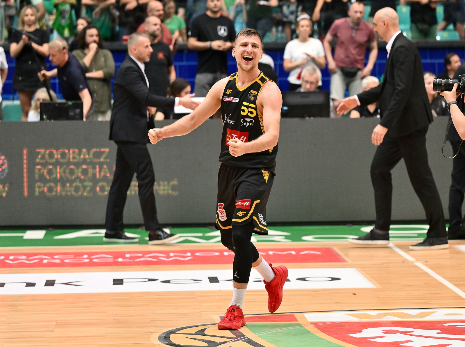 Wroc³aw, 27.05.2024. Koszykarz Trefla Sopot Jakub Schenk cieszy siê ze zwyciêstwa po czwartym meczu pó³fina³owym Ekstraklasy ze l¹skiem Wroc³aw, 27 bm. Trefl awansowa³ do fina³u. (gj) PAP/Maciej Kulczyñski