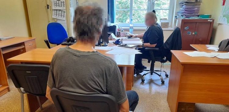 Zatrzymany 56-latek z Lęborka podejrzany m.in. o utrwalanie i posiadanie treści pornograficznych z udziałem małoletnich (fot. KPP w Lęborku)