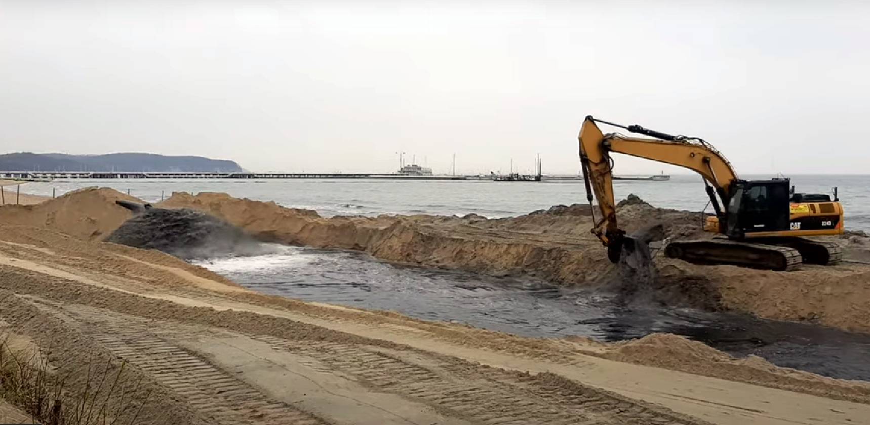 Zdjęcie archiwalne. Pompowanie piachu z dna morskiego w Sopocie (fot. Radio Gdańsk/Piotr Puchalski)