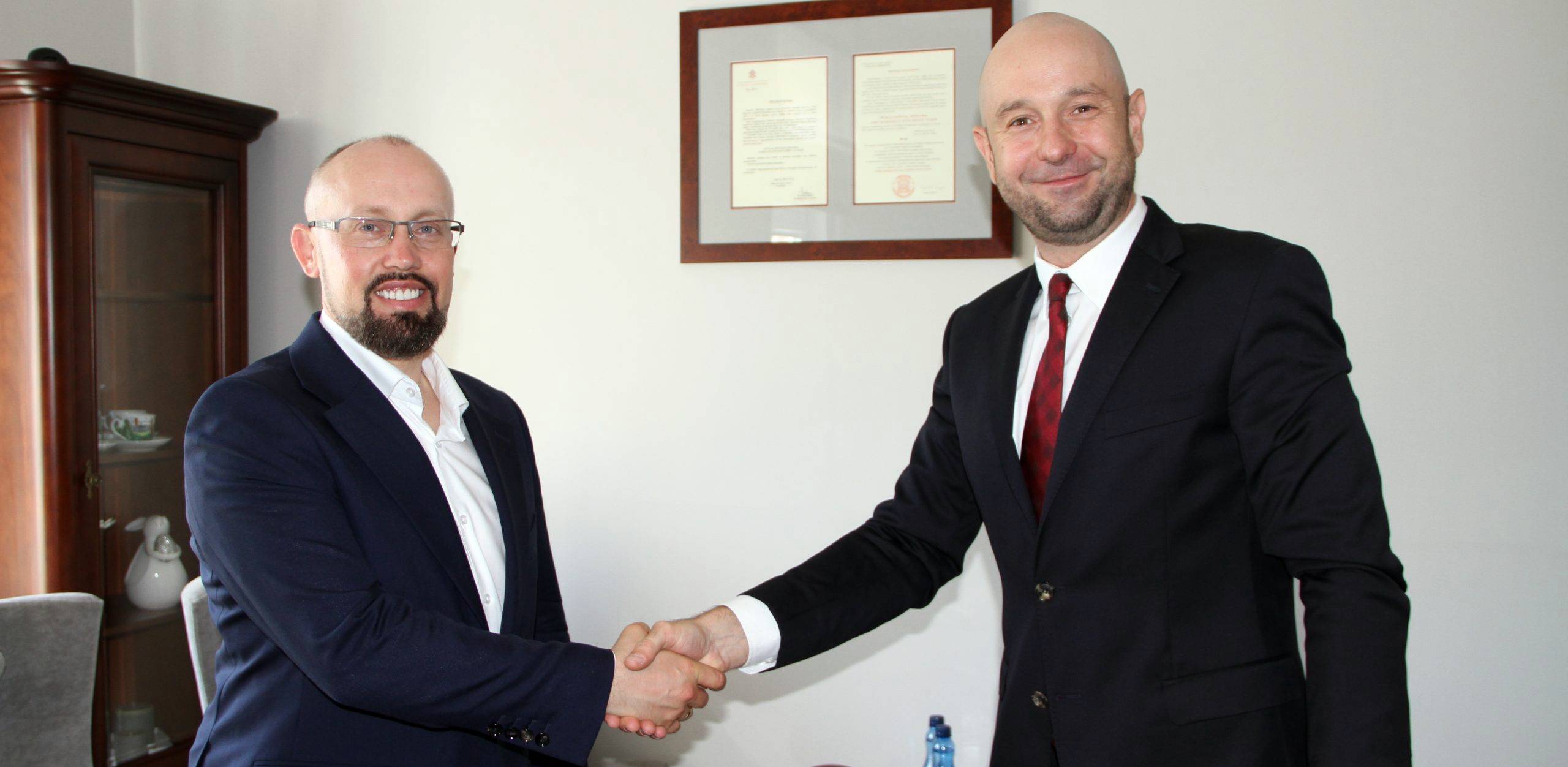 Prezydent Tczewa Łukasz Brządkowski i Bartosz Purzyński, pełnomocnik firmy Energa Oświetlenie (fot. UM Tczew)