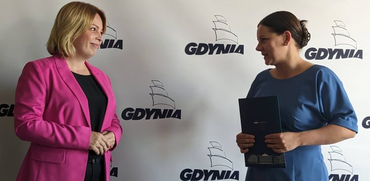 Od lewej: wiceprezydent Gdyni Oktawia Gorzeńska i prezydent Gdyni Aleksandra Kosiorek (fot. Radio Gdańsk/Marcin Lange)