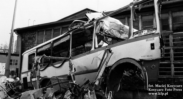 Autobus PKS w zajezdni po wypadku w Gdańsku-Kokoszkach (fot. KFP/Maciej Kosycarz)