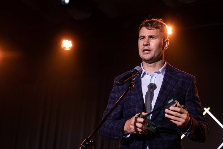 Bartłomiej Wołoszyn po odebraniu statuetki Pick and Rolla im. W. Pietkiewicza za całokształt działalności (fot. Radio Gdańsk/Roman Jocher)