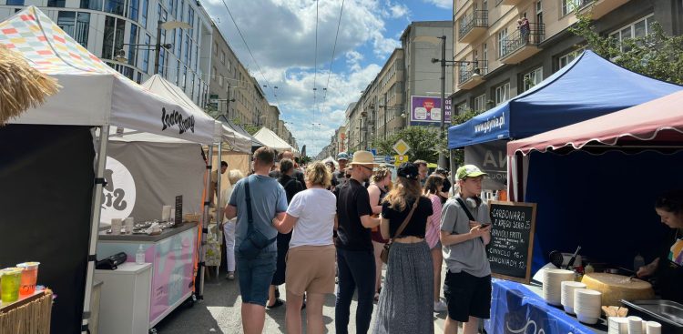 Święto Morza w Gdyni. Ogródki gastronomiczne na ul. Świętojańskiej (fot. Radio Gdańsk/Oskar Bąk)