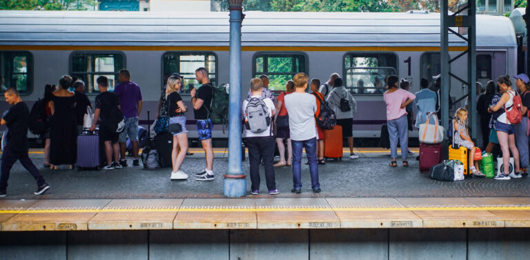 Sopot, dworzec PKP. Wakacyjne podróże pociągiem