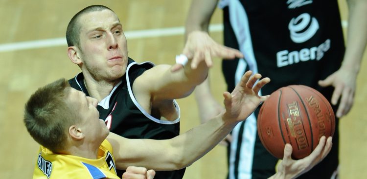Tauron Basket Liga. Mecz Asseco Prokom Gdynia - Energa Czarni Slupsk. Nz Tomasz Snieg (7) oraz Michal Nowakowski (5) 14.03.2013 r. (fot. Mateusz Ochocki/KFP)