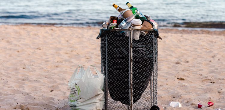 Gdynia Orłowo. Śmietnik na plaży. 18.04.2022 r. (fot. Anna Rezulak/KFP)