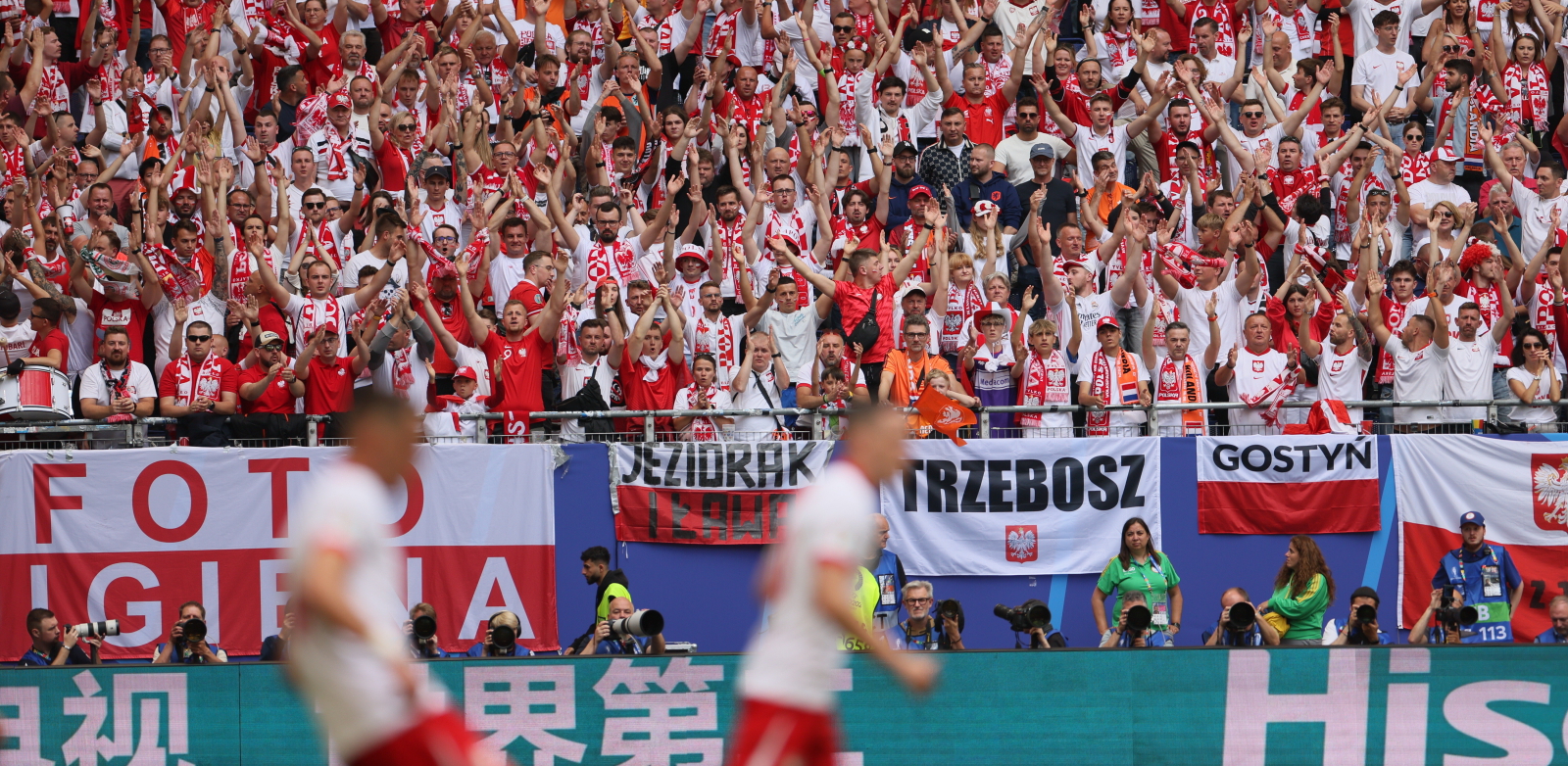 Kibice reprezentacji Polski podczas meczu grupy D piłkarskich mistrzostw Europy z Holandią. Hamburg 16.0624 r. (fot. PAP/Leszek Szymański)
