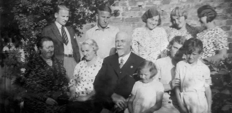 Balbina i Michał Bellwonowie w otoczeniu synów, córek i wnuczków. Lata 30. XX wieku (fot. archiwa rodzinne/gdansk.pl)