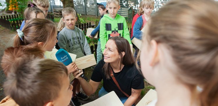 Magdalena Manasterska rozmawia z gdyńskimi uczniami, uczestnikami akcji "Wakacje bez plastiku" (Fot. Bogna Kociumbas)