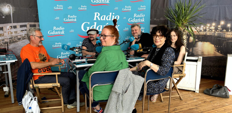Autorzy słuchowiska "Głosy szumiącego potoku" w plenerowym studiu RG (fot. Radio Gdańsk/Michal Broniewicz)