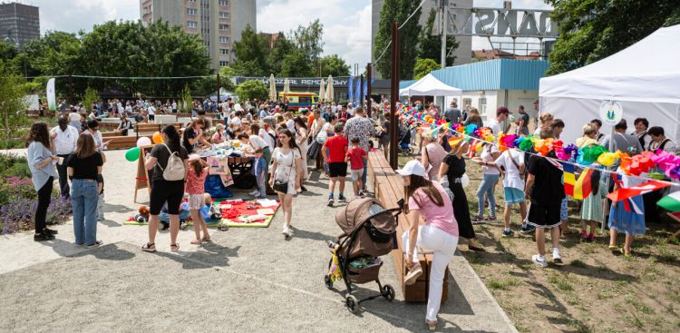 Wielokulturowy Piknik Rodzinny przy historycznej bramie nr 2 Stoczni Gdańskiej. Gdańsk, 18.06.2023 r. (fot. Piotr Wittman/www.gdansk.pl)