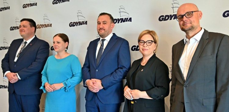 Od lewej: Łukasz Kobus - sekretarz miasta i dyrektor Urzędu Miasta Gdyni, Aleksandra Kosiorek - prezydent Gdyni, Tomasz Augustyniak - nowo powołany wiceprezydent Gdyni oraz wiceprezydenci Oktawia Gorzeńska i Bartłomiej Austen (fot. Gdynia.pl/Magdalena Czernek)