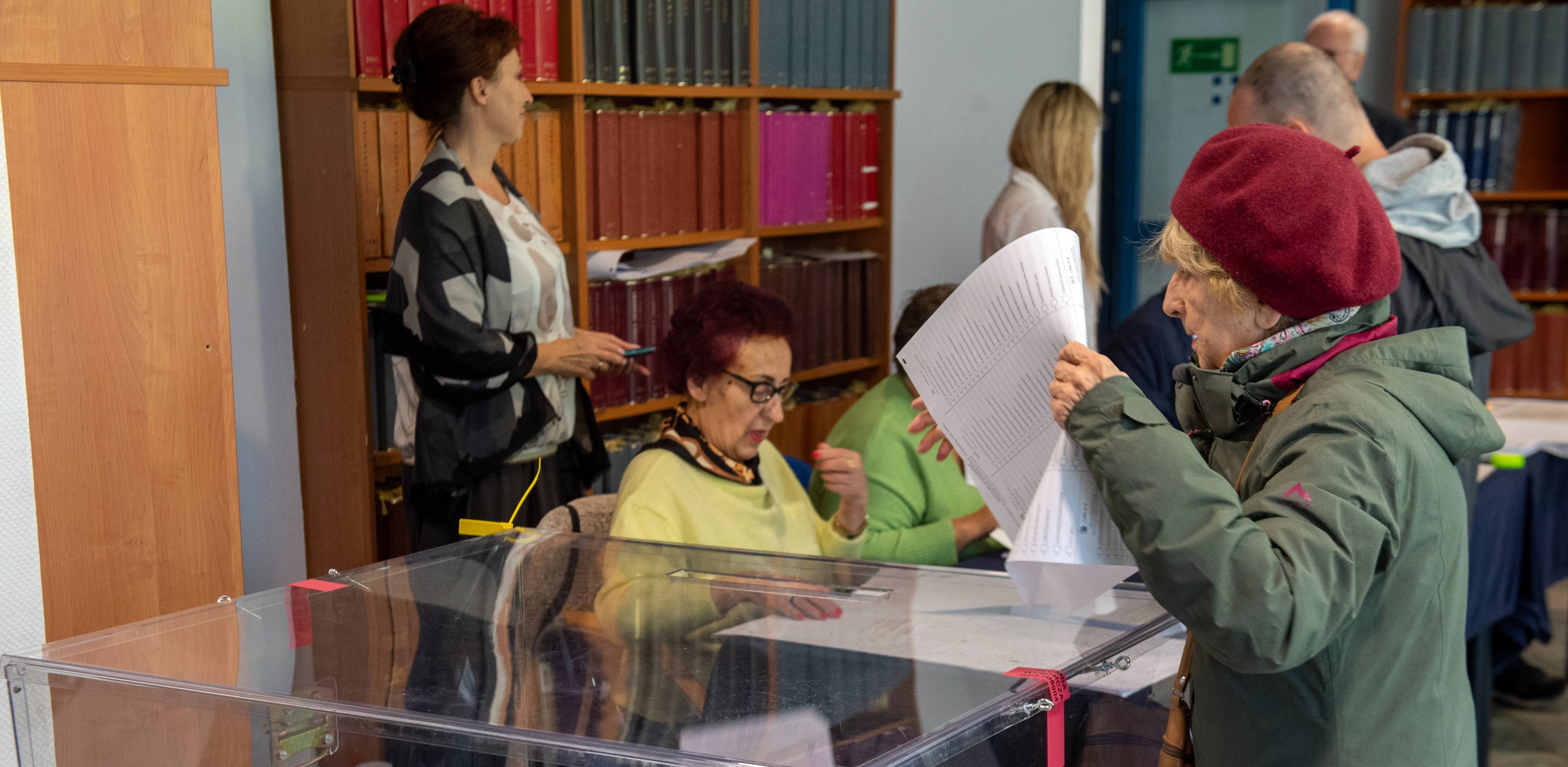 Zdjęcie archiwalne. Obwodowa Komisja Wyborcza nr 177 na Uniwersytecie Gdańskim. 15.10.2023 r. (fot. Paweł Marcinko/KFP)