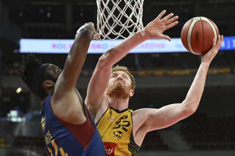 Sopot, 31.05.2024. Zawodnik Trefla Sopot Geoffrey Groselle (P) i Morris Udeze (L) z Kinga Szczecin podczas pierwszego meczu fina³owego Ekstraklasy koszykarzy, 31 bm. (mk) PAP/Adam War¿awa