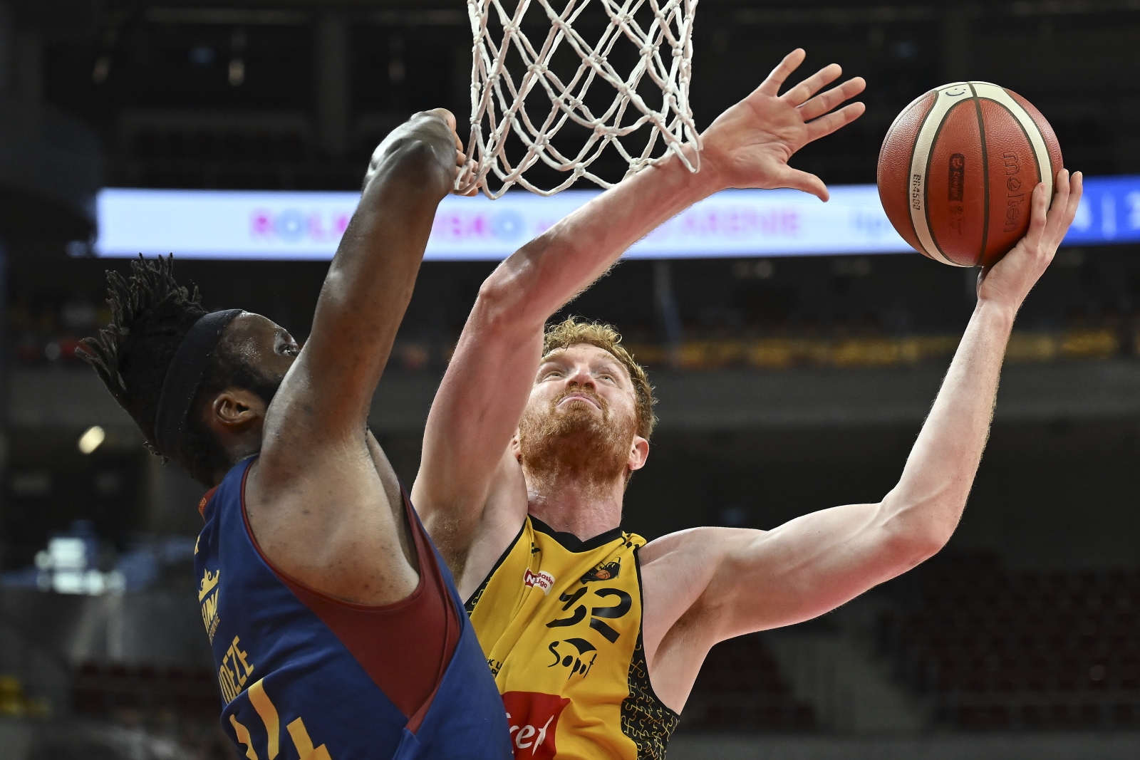 Sopot, 31.05.2024. Zawodnik Trefla Sopot Geoffrey Groselle (P) i Morris Udeze (L) z Kinga Szczecin podczas pierwszego meczu fina³owego Ekstraklasy koszykarzy, 31 bm. (mk) PAP/Adam War¿awa