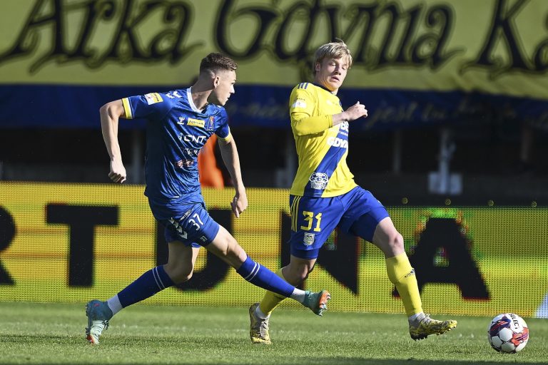 Gdynia, 02.06.2024. Zawodnik Arki Gdynia Jakub Staniszewski (P) i Mathieu Scalet (L) z Motoru Lublin w finale bara¿y o udzia³ w pi³karskiej ekstraklasie, 2 bm. (mk) PAP/Adam War¿awa