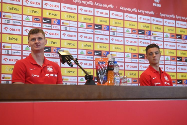 Paweł Dawidowicz i Kacper Urbański podczas konferencji prasowej w Warszawie (Fot. PAP/Piotr Nowak)