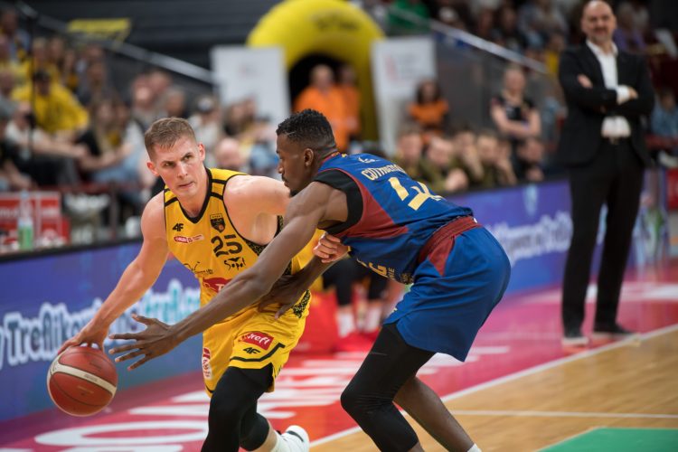 Sopot, 10.06.2024. Koszykarz Trefla Sopot Benedek Varadi (L) i Zac Cuthbertson (P) z Kinga Szczecin podczas pi¹tego meczu fina³owego Ekstraklasy, 10 bm. (gj) PAP/Andrzej Jackowski