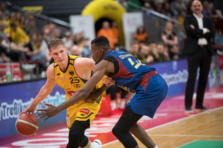 Sopot, 10.06.2024. Koszykarz Trefla Sopot Benedek Varadi (L) i Zac Cuthbertson (P) z Kinga Szczecin podczas pi¹tego meczu fina³owego Ekstraklasy, 10 bm. (gj) PAP/Andrzej Jackowski