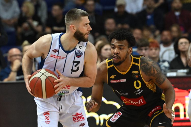 Szczecin, 13.06.2024. Zawodnik Kinga Szczecin Andrzej Mazurczak (L) i Paul Scruggs (P) z Trefla Sopot podczas szóstego meczu finałowego Ekstraklasy koszykarzy, 13 bm. (fot. PAP/Marcin Bielecki)