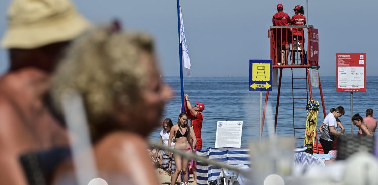 Sopot. Plaza, Molo, Plac przyjaciol Sopotu. Upalna niedziela sprzyja plazowiczom. O godzinie 13 45 zamkniete zostaly kapieliska w Sopocie z powodu zanieczyszczenia biologicznego (sinice). 19.07.2020 fot. Jerzy Bartkowski / KFP
